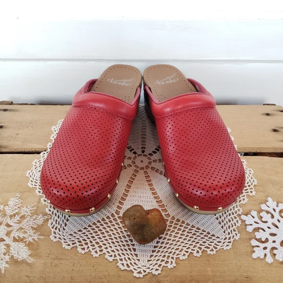 ⚘AvaiLable⚘inQuire!⚘RED Dansko Pro Sonja Perforated Honey Clogs Brass Studs Boho - Picture 4 of 13